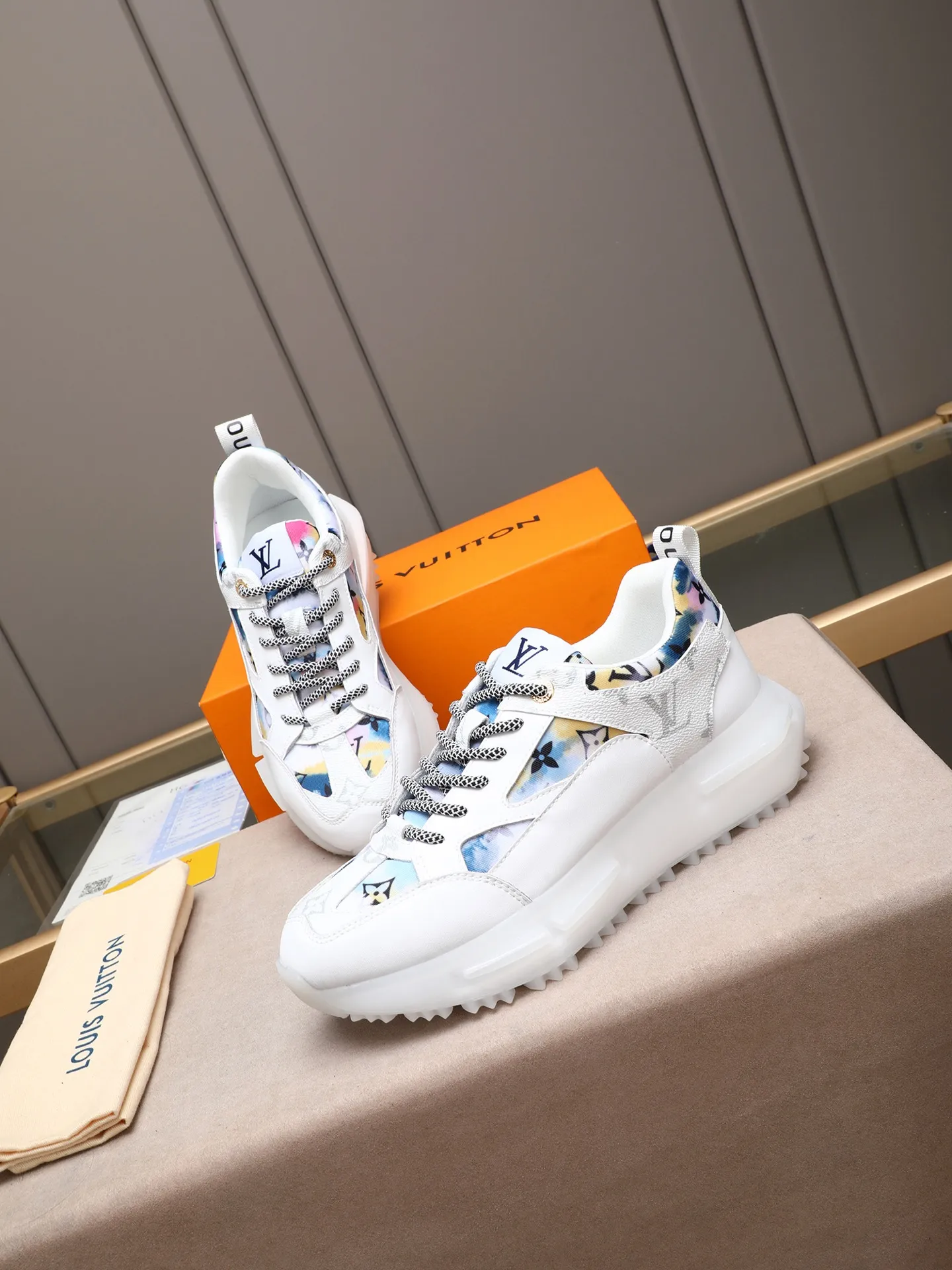 Men's shoes 💰460 [LV] Made of imported L special fabric spliced ​​with cowhide and comfortable mesh lining. Privately molded foam TPU outsole, super light and comfortable on the feet! Perfect last shape, generous and fashionable design, 4 colors available! Code number: 38–44 (45 customized